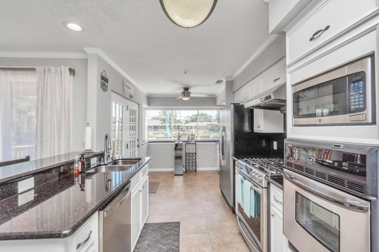 Beauty On The Water! Lake House Near The Beaches! Galveston Eksteriør billede