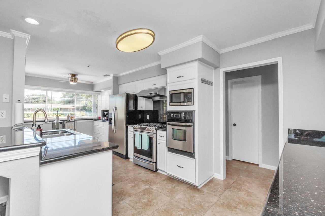 Beauty On The Water! Lake House Near The Beaches! Galveston Eksteriør billede